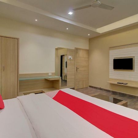 Oyo 35844 Hotel Lotus Residency Sāngli Eksteriør bilde