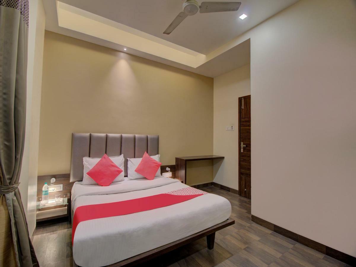Oyo 35844 Hotel Lotus Residency Sāngli Eksteriør bilde