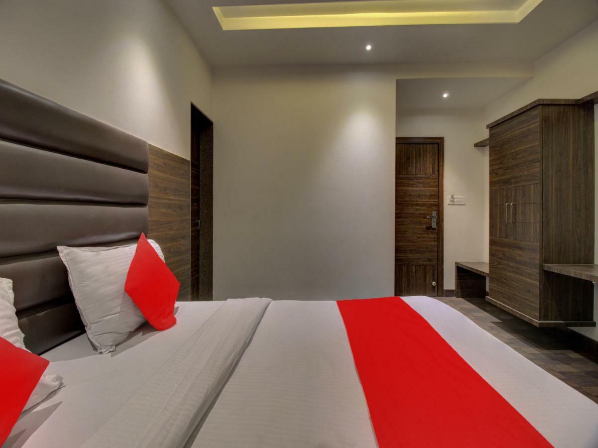 Oyo 35844 Hotel Lotus Residency Sāngli Eksteriør bilde