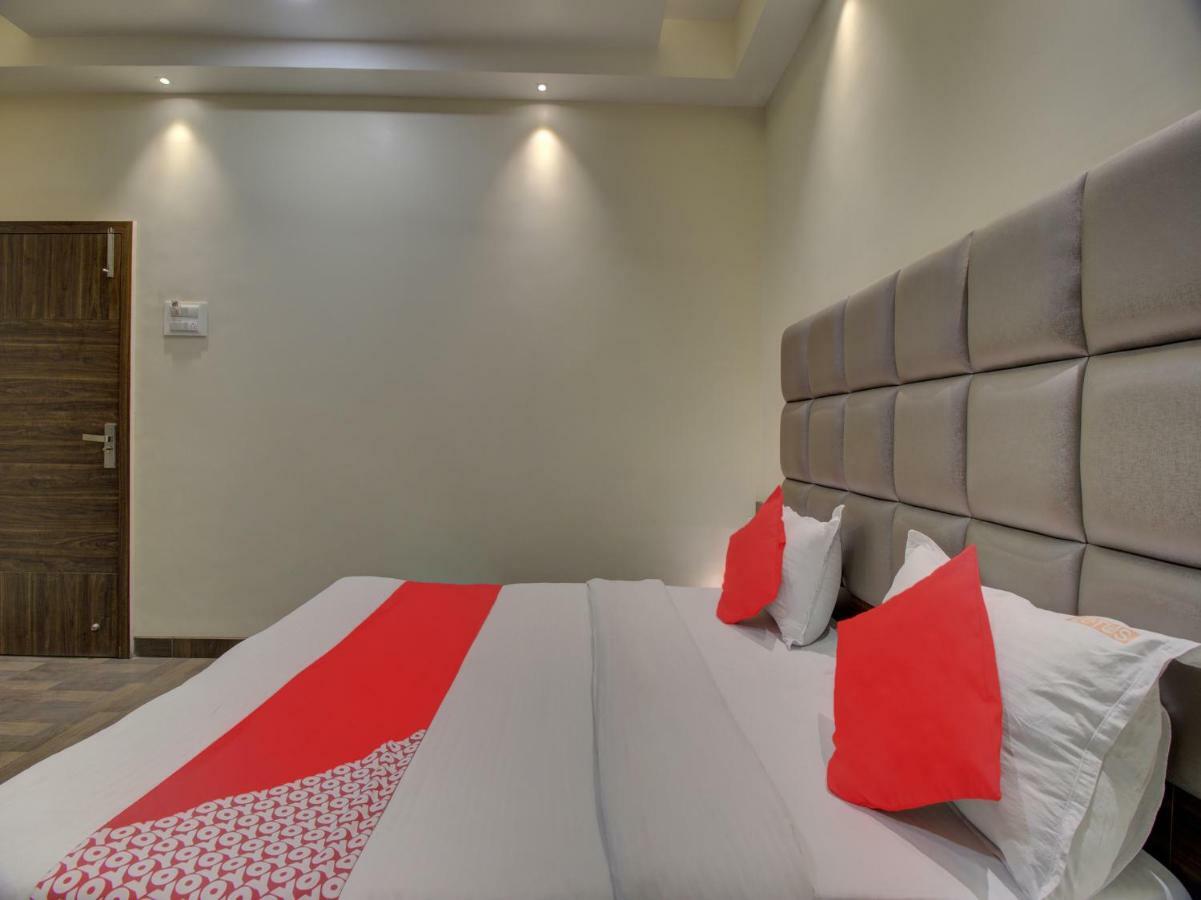 Oyo 35844 Hotel Lotus Residency Sāngli Eksteriør bilde