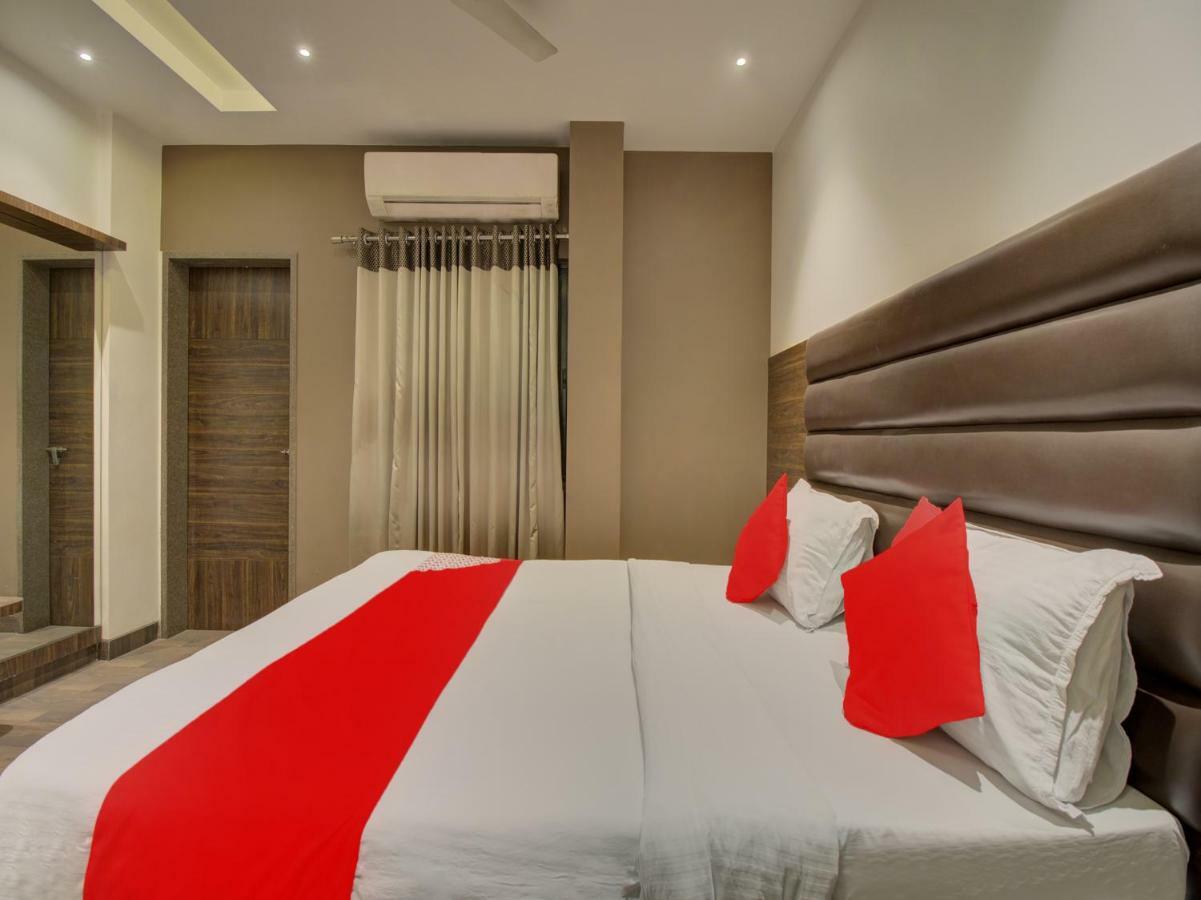 Oyo 35844 Hotel Lotus Residency Sāngli Eksteriør bilde