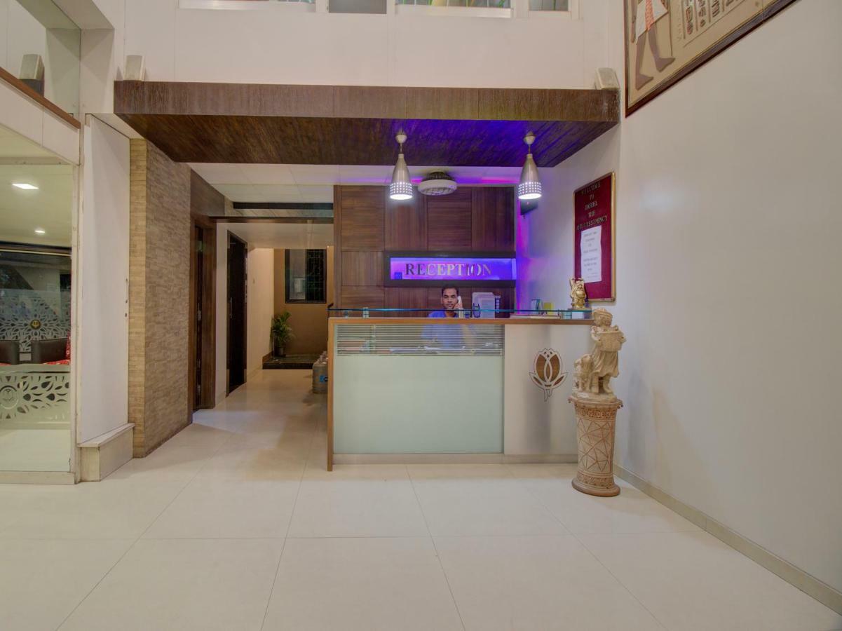 Oyo 35844 Hotel Lotus Residency Sāngli Eksteriør bilde