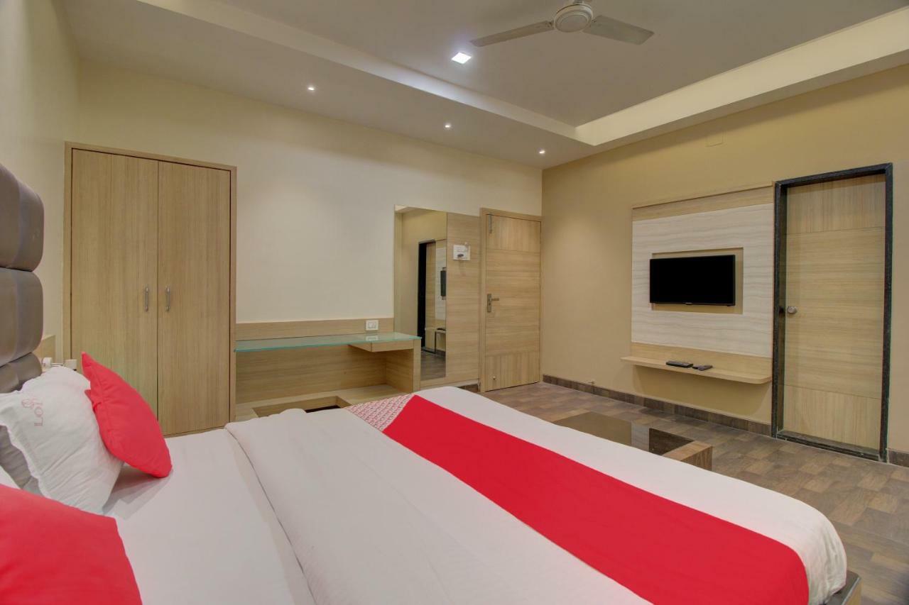 Oyo 35844 Hotel Lotus Residency Sāngli Eksteriør bilde