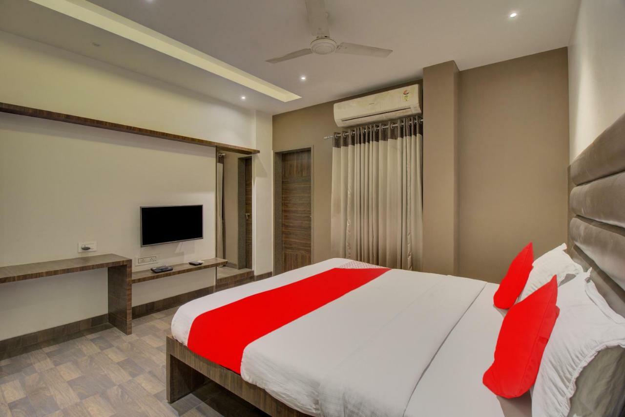 Oyo 35844 Hotel Lotus Residency Sāngli Eksteriør bilde