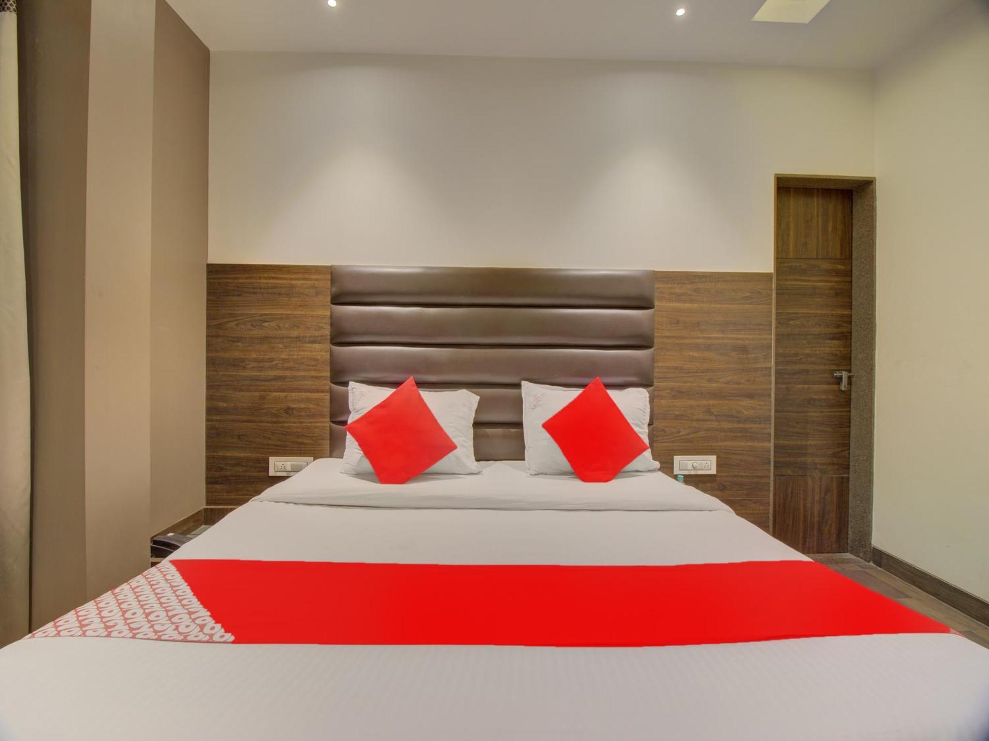 Oyo 35844 Hotel Lotus Residency Sāngli Eksteriør bilde